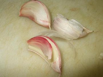 Garlic cloves ready for peeling and crushing