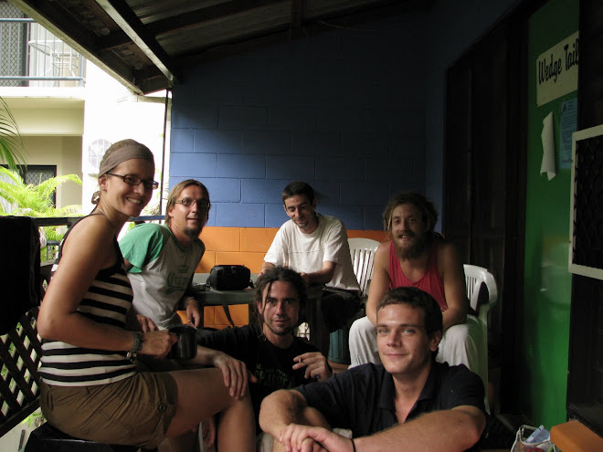 kilku dobrych znajomych z hostelu Frogshollow w Darwin gdzie mieszkalem robiac kariere "kosiarza"
