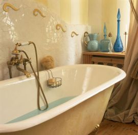 While most of the time redecorating a home can be fun, many people feel they are at a loss when it comes to choosing bathroom colors for their shower areas.