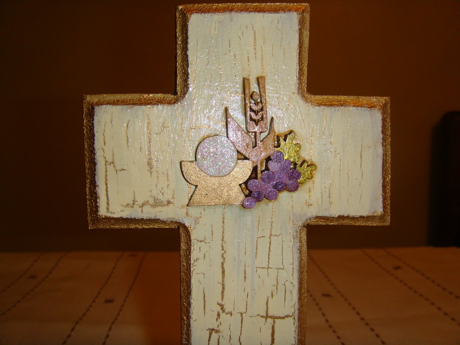 Como decorar una cruz de madera para bautizo - Imagui
