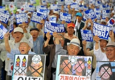 [Korea+AFP+south+protests+regime.jpg]