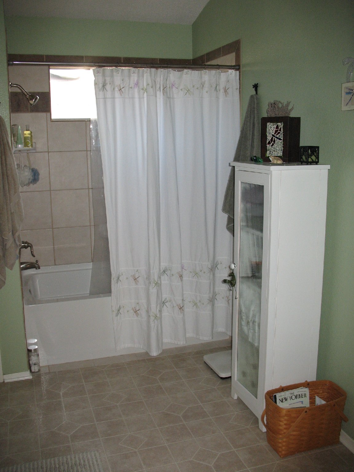 [master+bath1small.JPG]