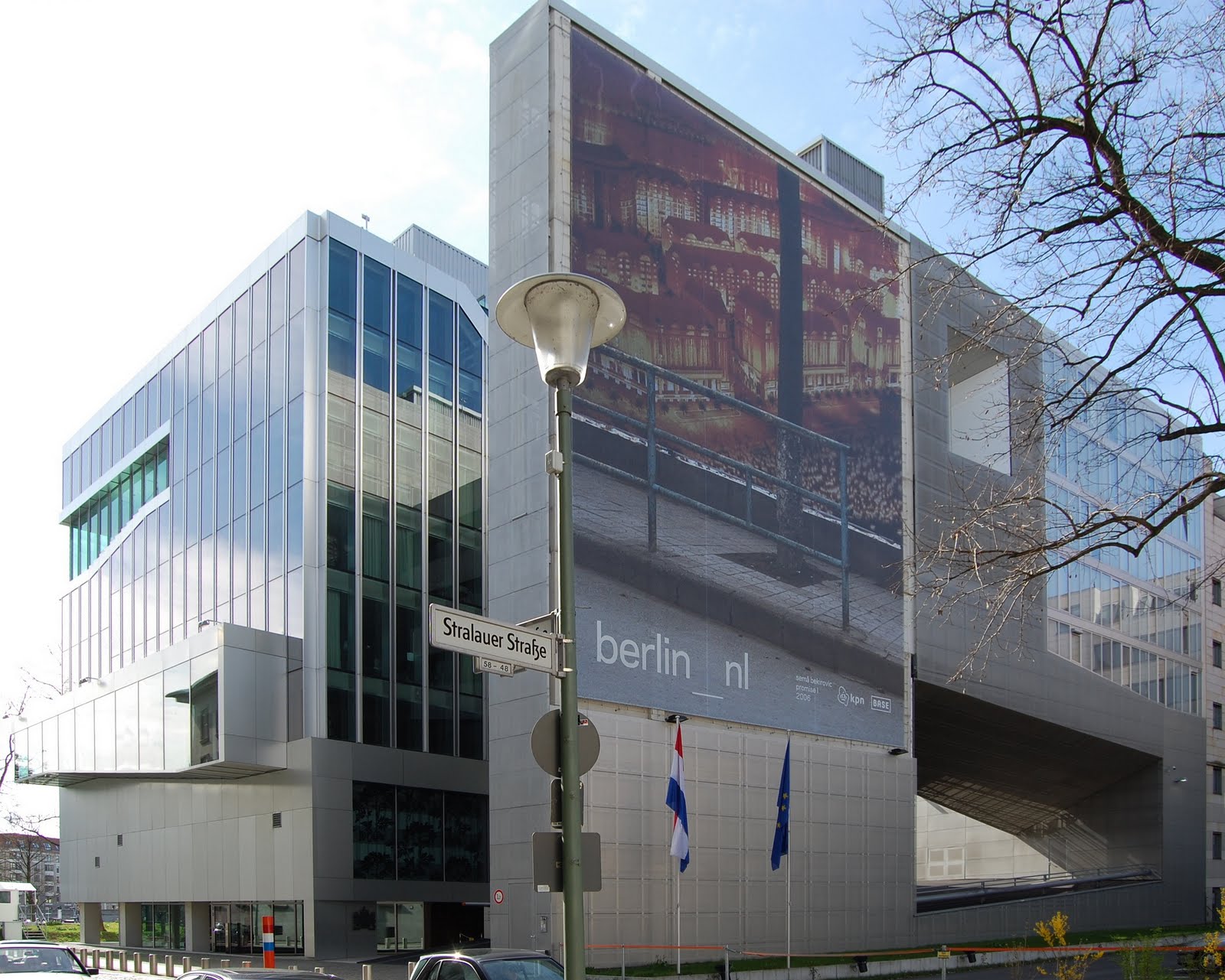 Beide Seiten der Wand Dutch Embassy Berlin