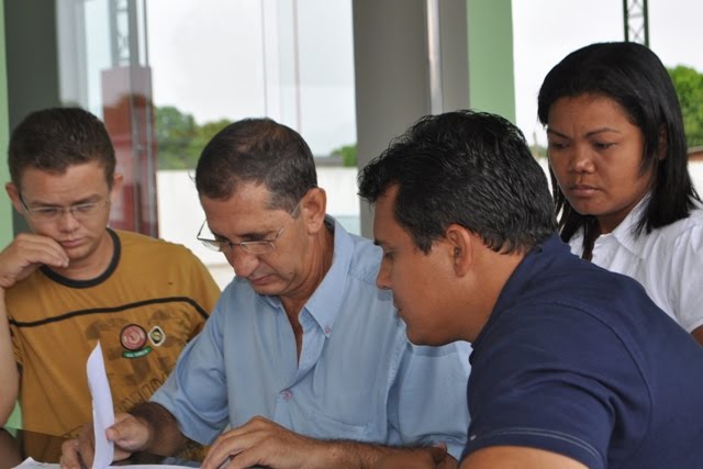 Os vereadores, o engenheiro e o prefeito verificando os detalhes do projelto do terminal