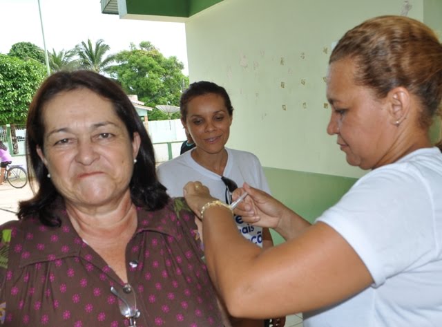 Secretária de Saúde, Terezinha, sendo vacinada n posto de atendimento montado no antigo Sespe
