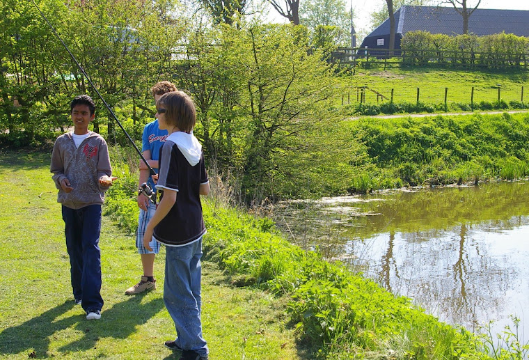 Hasib, Martijn en Walter gaan vissen