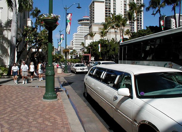 [WaikikiStreet.jpg]