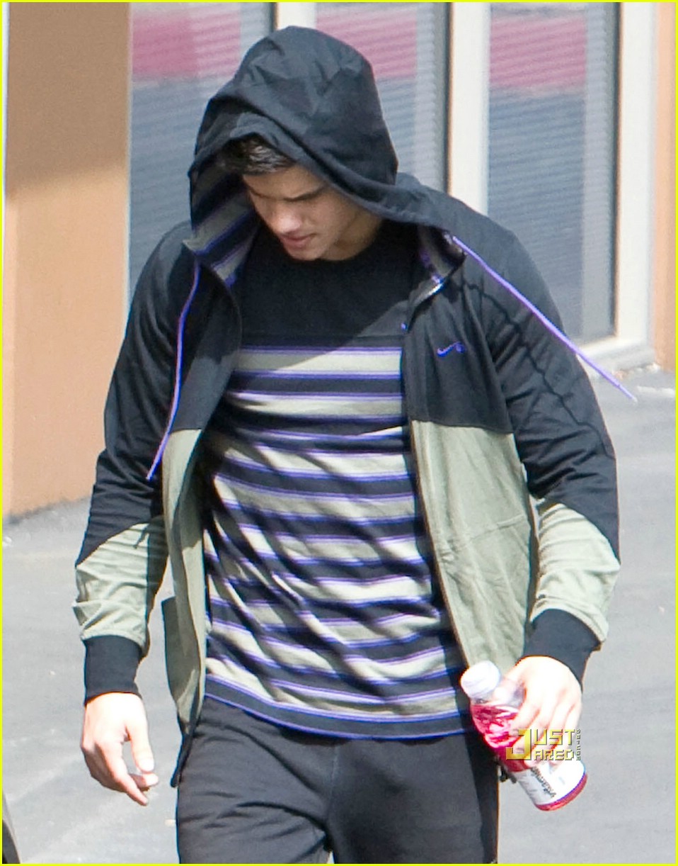 [taylor-lautner-bulge-04.jpg]