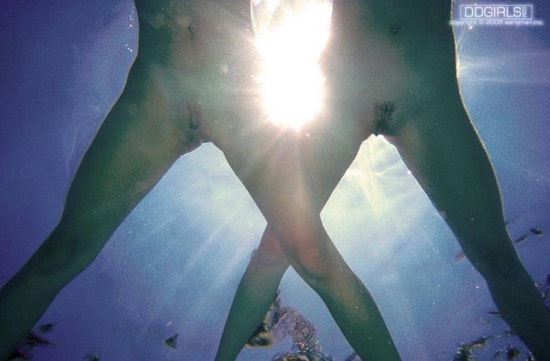 Девушки с голыми кисками под водой