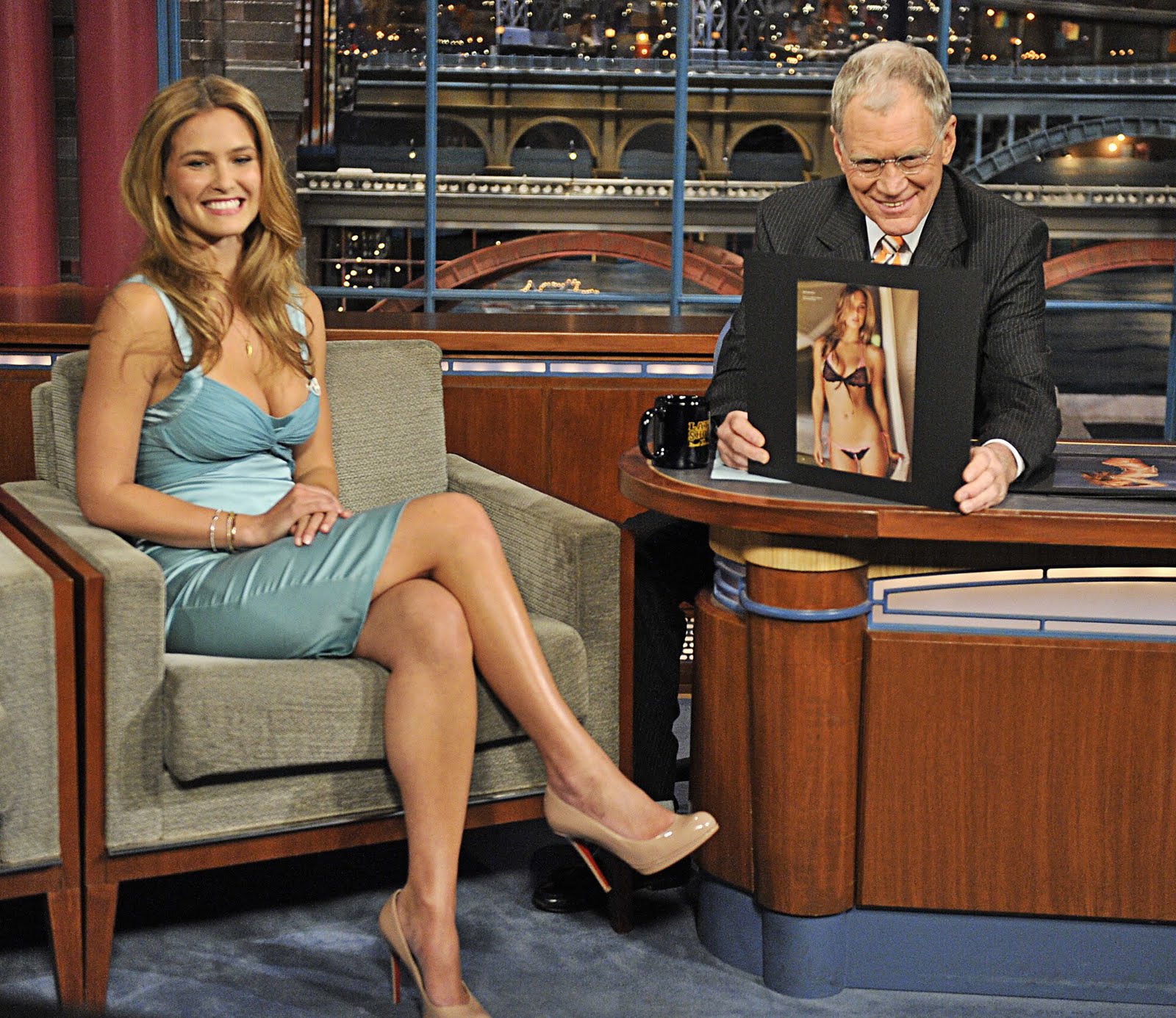 [04168_bar_rafaeli_appears_at_the_late_show_with_david_letterman-01_122_565lo.jpg]