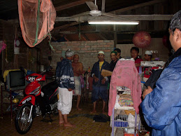 Pengarah dan Ajk MTD Trong turun kerumah mangsa banjir untuk bantuan