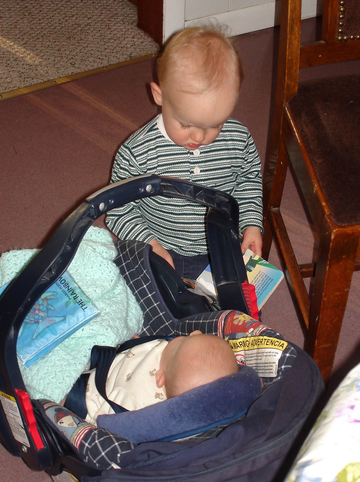 [DSC03065+Quil+reading+to+Micah.jpg]