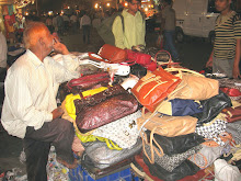 Vendeur de sacoches usagées en pleine rue