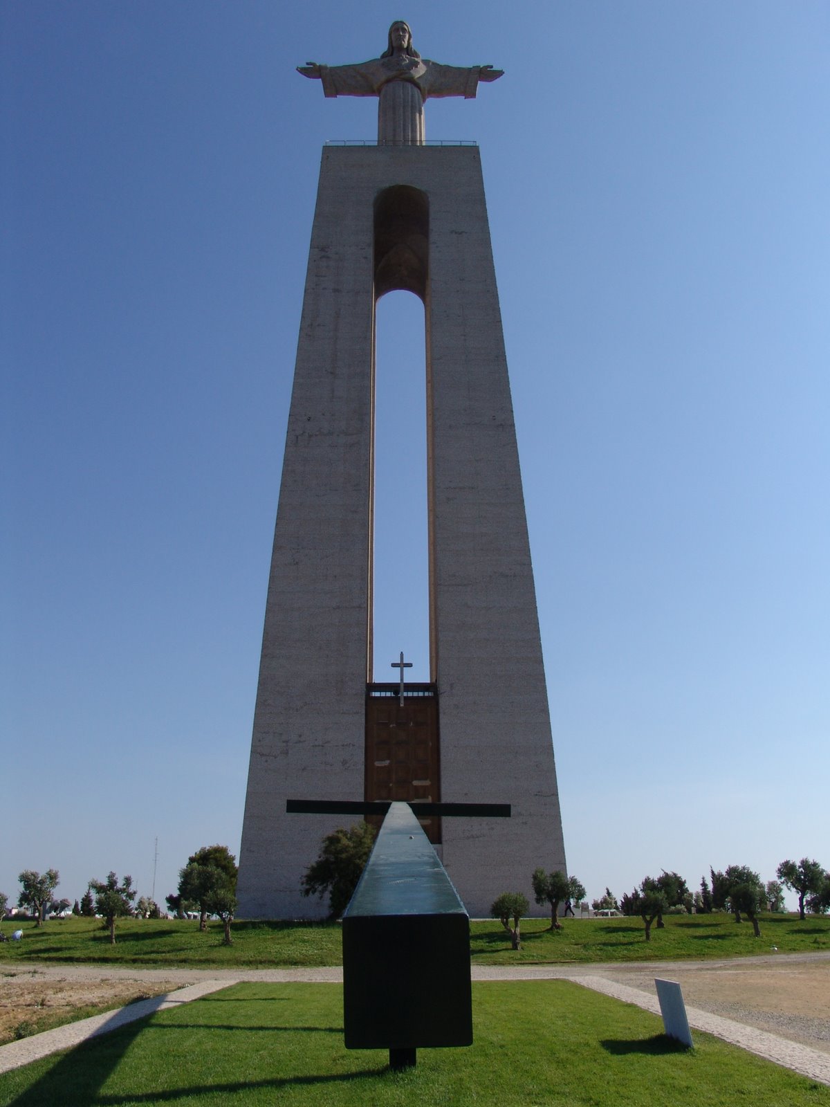 [Cristo_Rei_e_a_Cruz_Alta.jpg]
