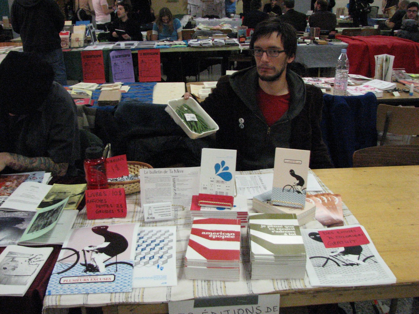 [Ta+mère+mange+des+fèves+à+l'Expozine.JPG]