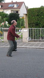 Vater spielt Federball mit 83