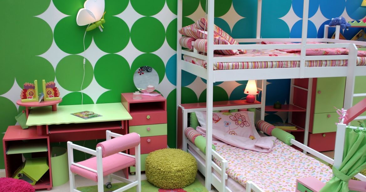 Colorido dormitorio para niñas con camarote predomina el color verde y