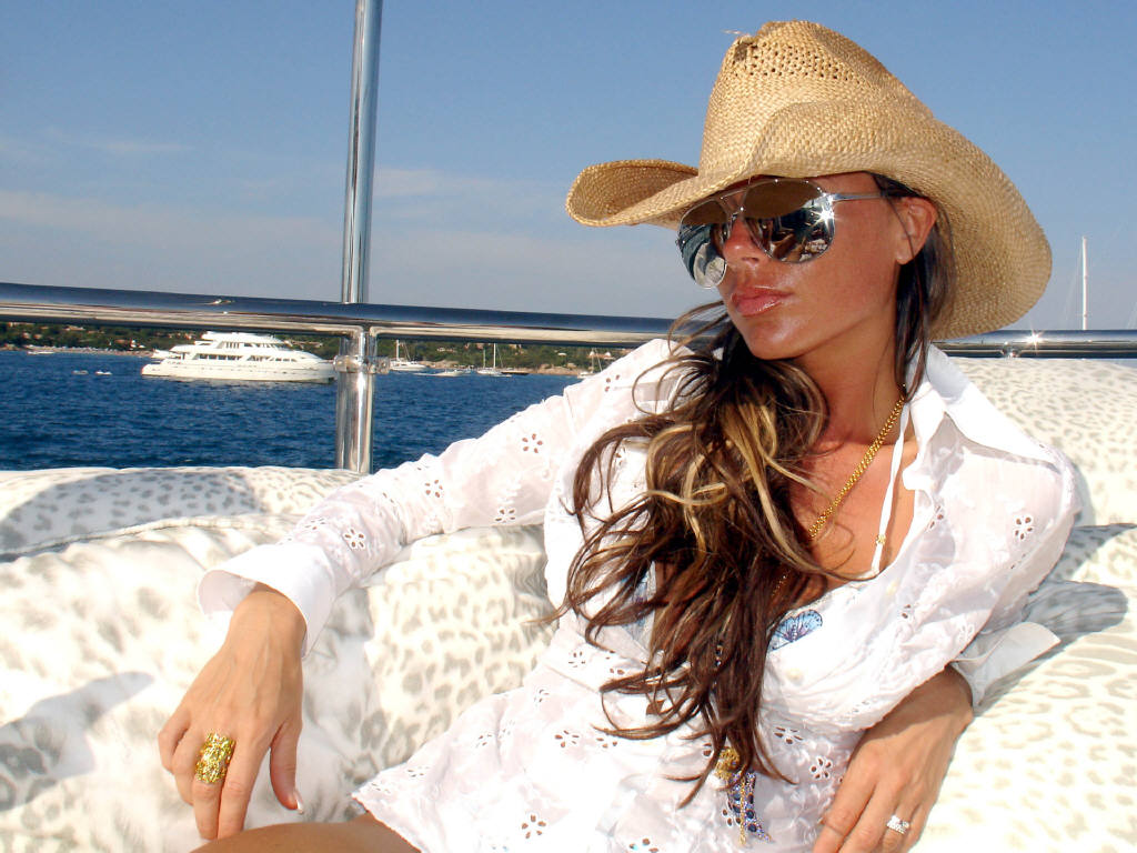 http://3.bp.blogspot.com/_KZd8-cx_0LQ/TBasLWEpBFI/AAAAAAAAARE/IMYtH5Qrpg8/s1600/Victoria-Beckham-08.jpg