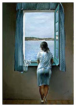 Mujer asomada a la ventana