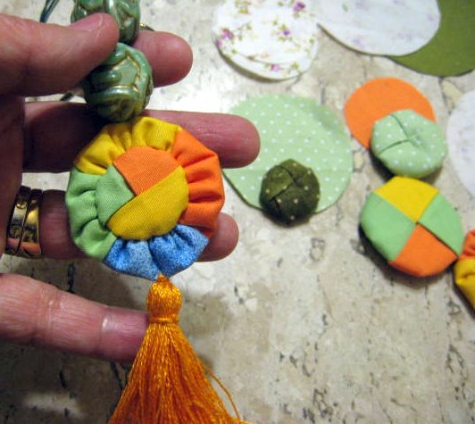 [chaveiro+de+fuxico+trançado+1.jpg]