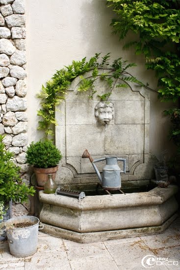 Fontaine adossée avec petit bassin en pierre