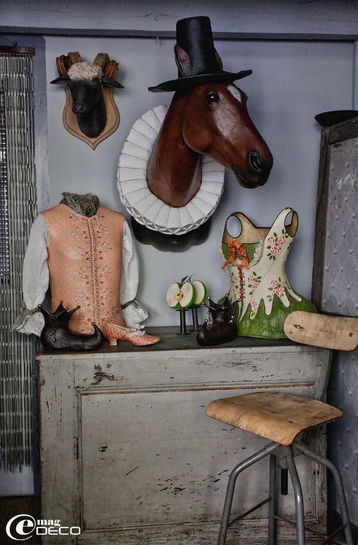 Créations en papier mâché de Mélanie Bourlon : gilet, corset, trophée de bélier, tête de cheval