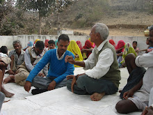 INDIA: Villagers discussing water project