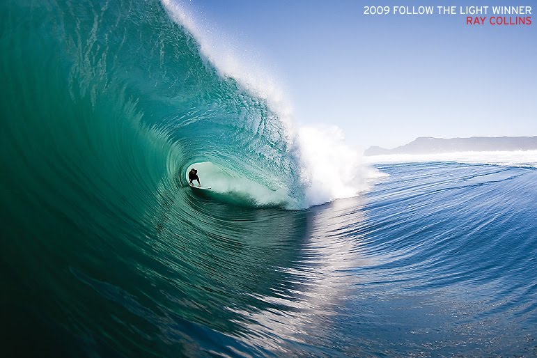 deslizarse sobre las olas del mar de pie sobre una tabla