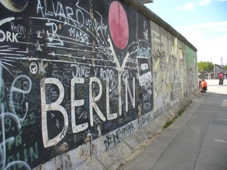 [10136070-the-berlin-wall.jpg]
