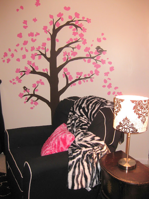 Look how sassy this baby nursery is? Isn't it adorable? I love bold rooms 