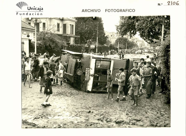 Tranvías Antiguos de Málaga - Página 2 VUELCO+DE+UN+TRANVIA