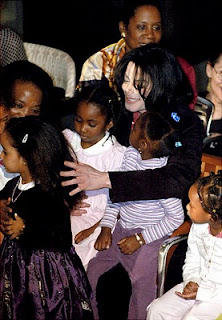 Prêmios e Recordes de Michael Jackson ao longo da carreira Jackson+embraces+children+who+performed+for+him+at+the+Ethiopian+Embassy+in+April+of+2004+before+receiving+the+Humanitarian+Award+from+the+African+Ambassadors%27+Spouses+Association