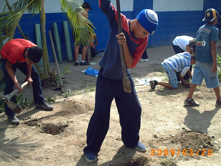 Alfredo Segovia abre hueco para cerca del huerto con sus amigos.