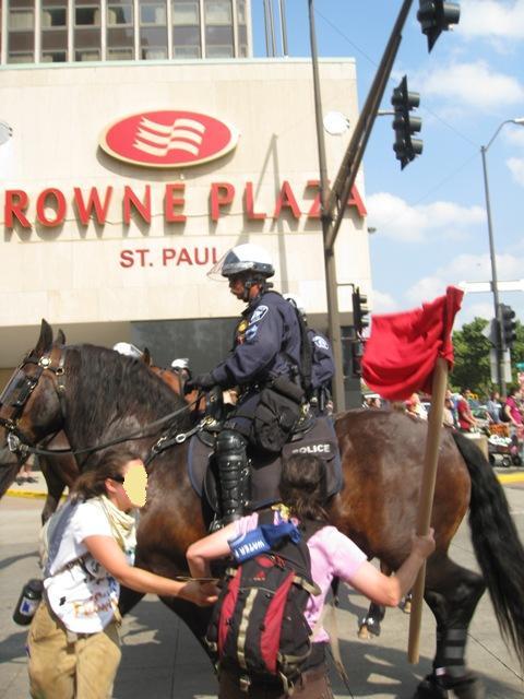 [police+attacked.jpg]