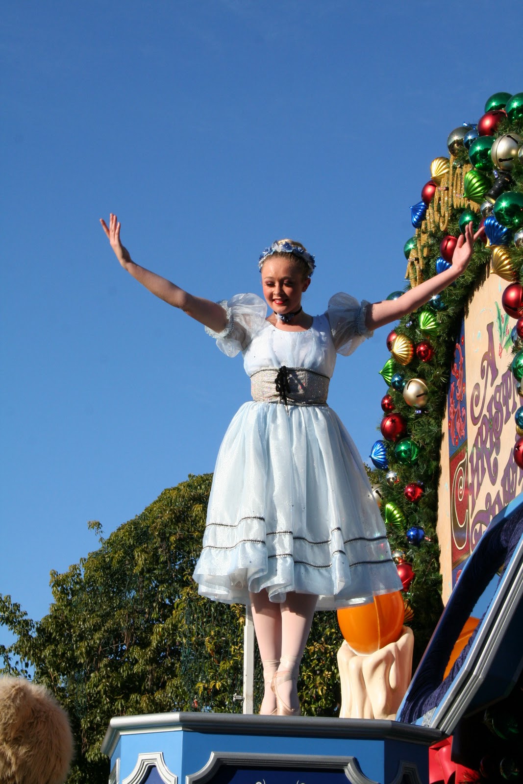 Disneyland Scoop: &quot;A Christmas Fantasy Parade&quot; at Disneyland