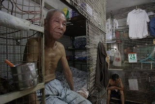 Imagens [Incríveis] Vivendo em gaiolas...  Man+In+Hong+Kong+Cage+Hong+Kong+Citizens+Are+Living+in+Cages..