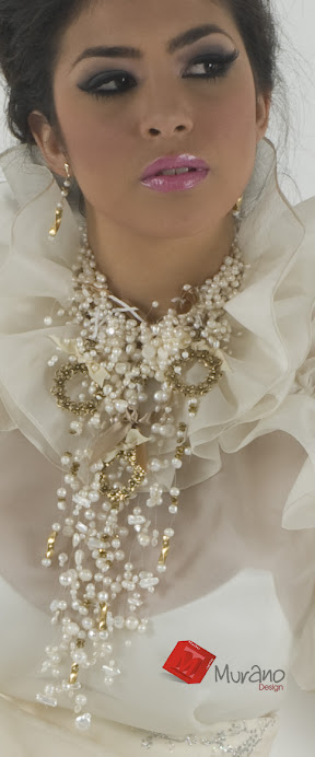 Collar en perlas y detalles dorados
