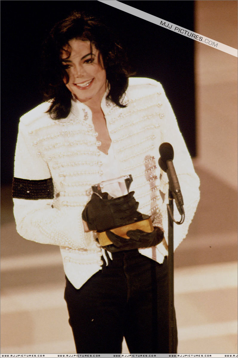 Awards-Special-Performances-The-35th-Grammy-Awards-michael-jackson-7456485-798-1200.jpg