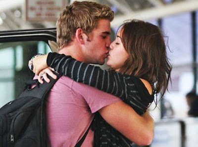Miley Cyrus -Liam Hemsworth kiss