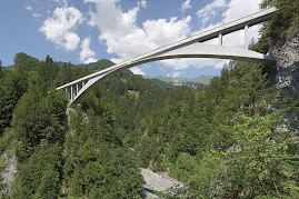 Le pont de Salginatobel qui a ete longtemps le plus grand arc à trois articulations avec poutres en