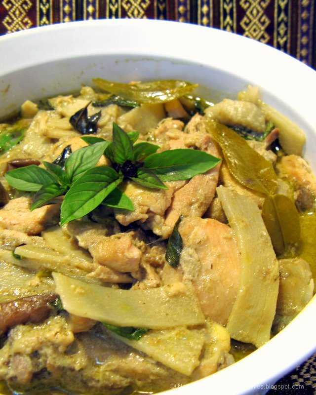 [thai+green+curry+3-copyright-2008-nathan-lau.jpg]