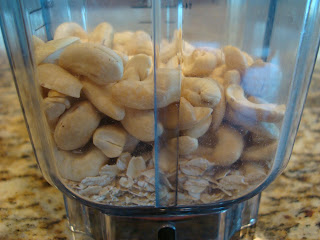 Oats and cashews in blender
