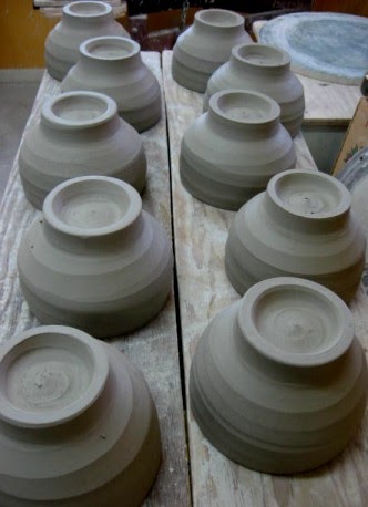 [feet_bowls.jpg]