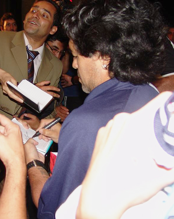 [Maradona+y+libro_firmando+arreglada.jpg]