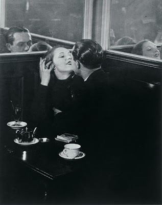 Yo y la señora Jones Brassai,+Lovers+in+a+Small+Cafe+near+the+Place+d%27Italie,+1932