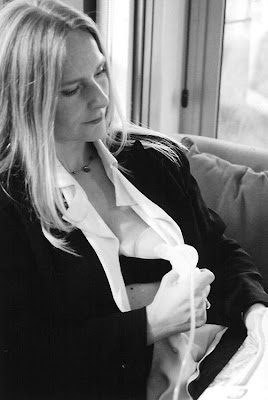 Women+breast+milk+pumping