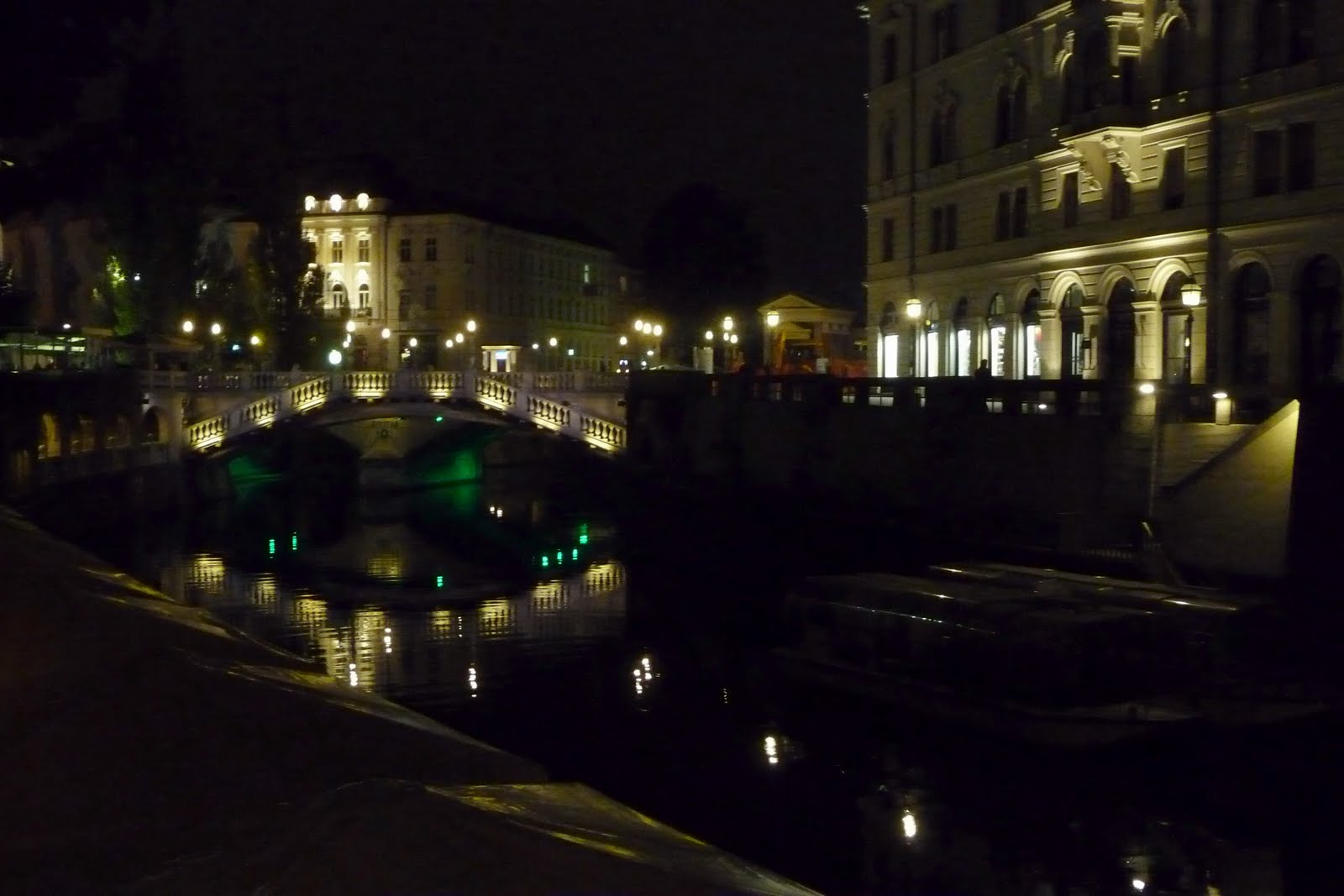 [河道窄，很少看到遊河的旅客。.jpg]