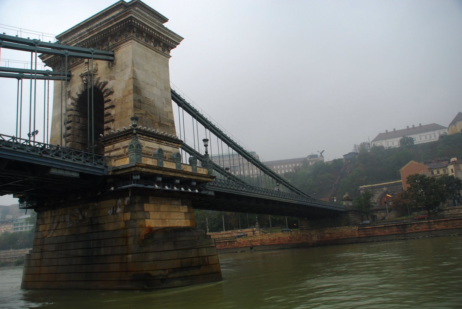 [狂琴難了的車子，就從這座橋緩緩駛向餐廳。.jpg]