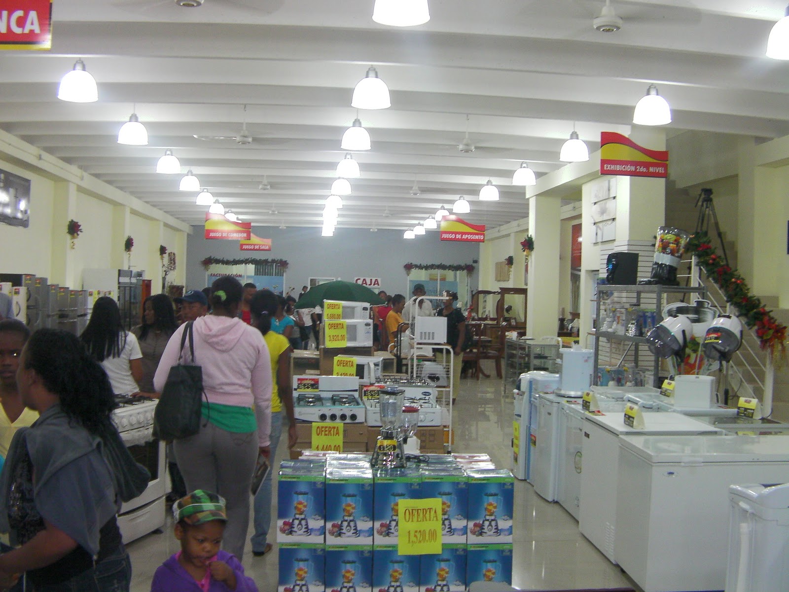 Con Agustín Digital BENJAMIN MUEBLES NUEVA TIENDA EN LA ROMANA