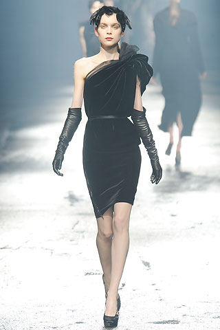 [Lanvin+Fall+09+black+velvet+one+shoulder+dress.jpg]